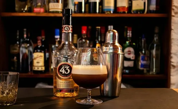 Barra de la casona con licores y coctelera