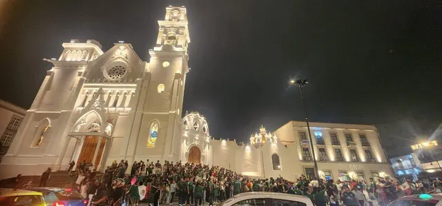 La catedral de Xalapa iluminada de noche, a unas cuadras de la casona