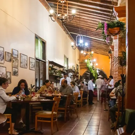 Pasillo del comedor lleno de comensales