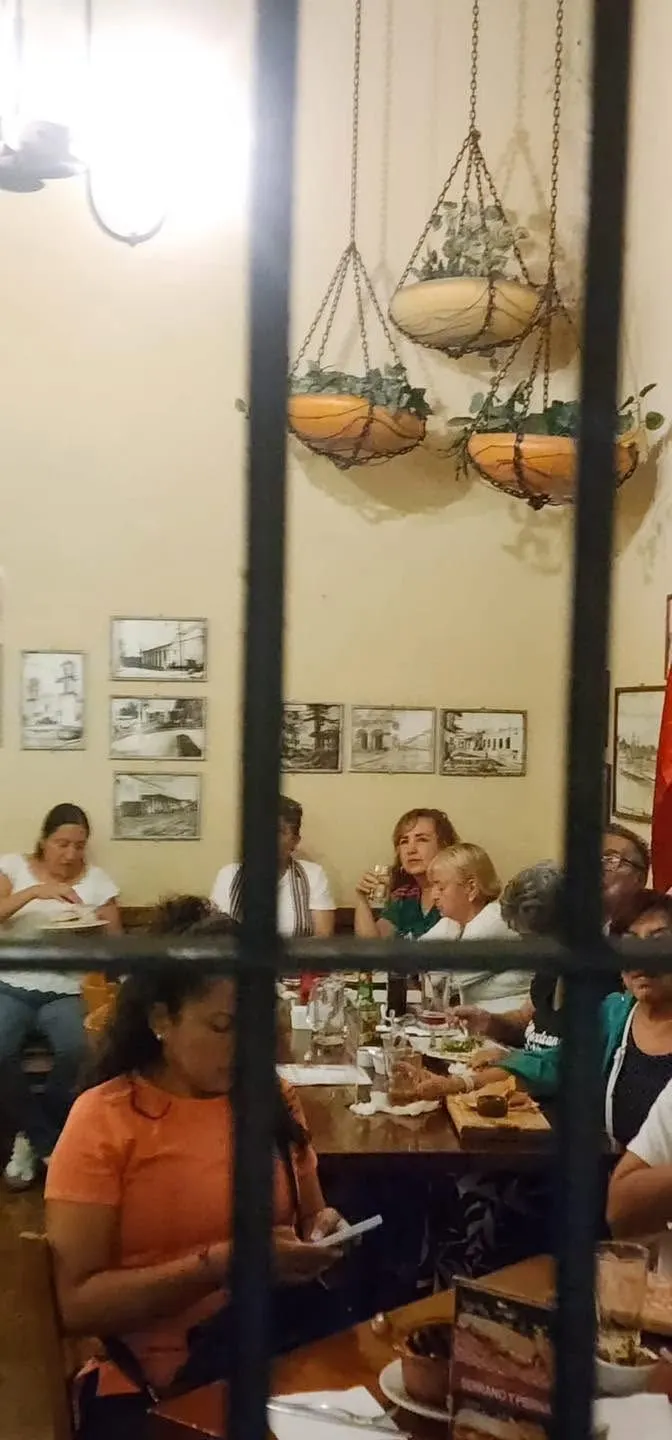 Comensales vistos a través de la celosía