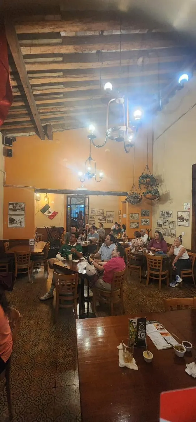Comedor de la casona por la noche