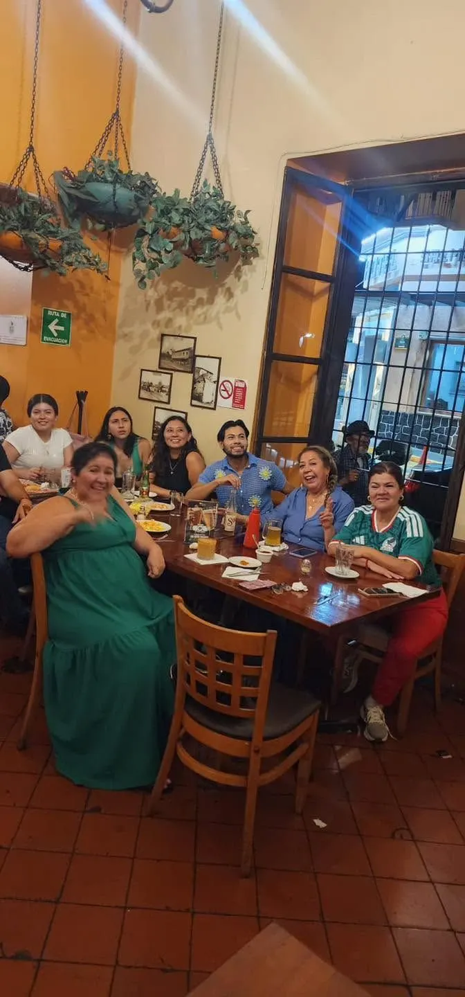 Familia comiendo en la casona