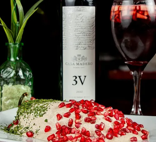 Chile en nogada con vino tinto de la casa