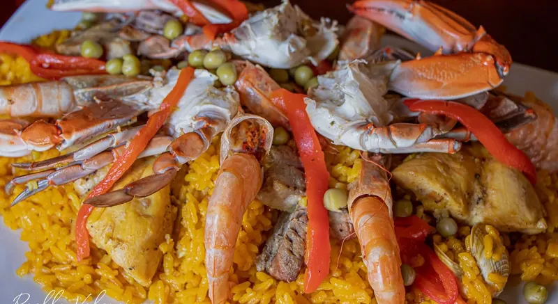 Paella valenciana con jaiba y camarón recién servida